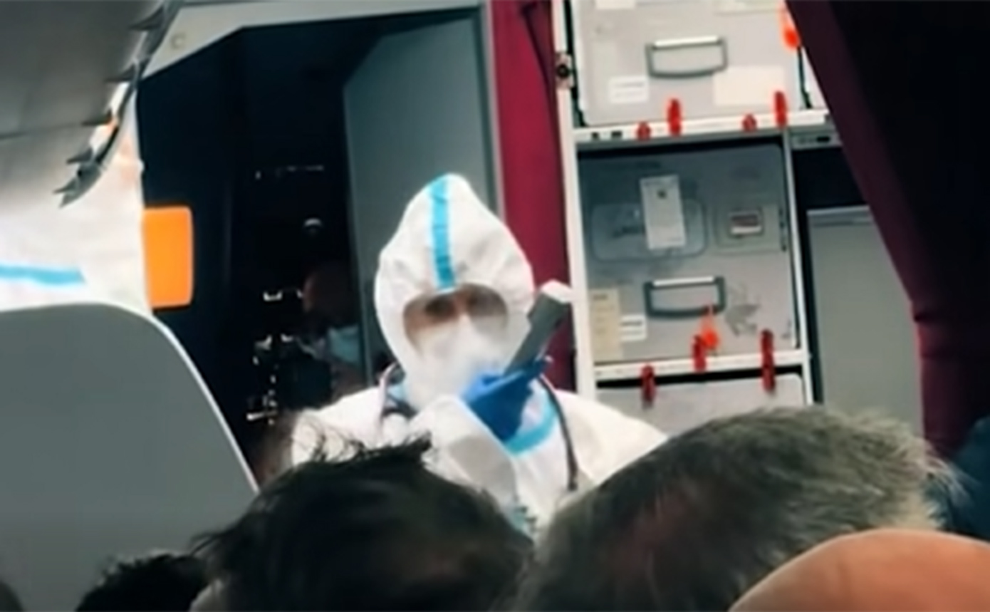 Αναστάτωση σε πτήση από Ρόδο: Επιβάτες έκαναν εμετό μέσα στο αεροπλάνο &#8211; Τους «υποδέχθηκαν» στο Ντίσελντορφ γιατροί με ειδικές στολές
