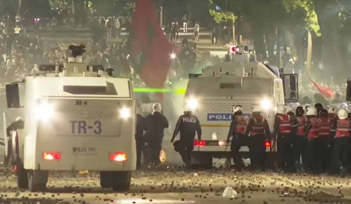 Κύμα οργής φουντώνει σε όλη την Ευρώπη: Άγρια επεισόδια σε Γαλλία, Ιταλία, Βέλγιο και Αλβανία