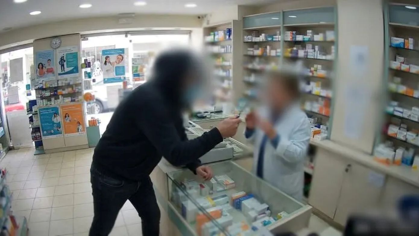 Λήστεψε φαρμακείο στην Κρήτη με την απειλή κατσαβιδιού, άλλαξε ρούχα και πήγε για καφέ &#8211; Τι είπε όταν τον συνέλαβαν