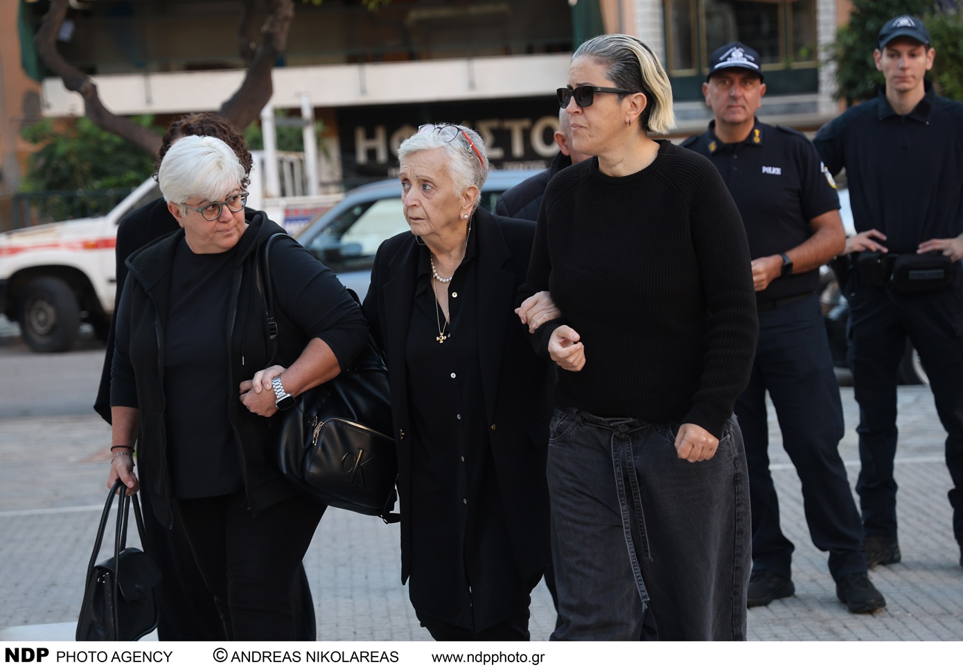 Βαθιά θλίψη στο μνημόσυνο του Γιώργου Μαζωνάκη στη Νίκαια &#8211; Δάκρυσαν όλοι με τον λόγο του Μητροπολίτη