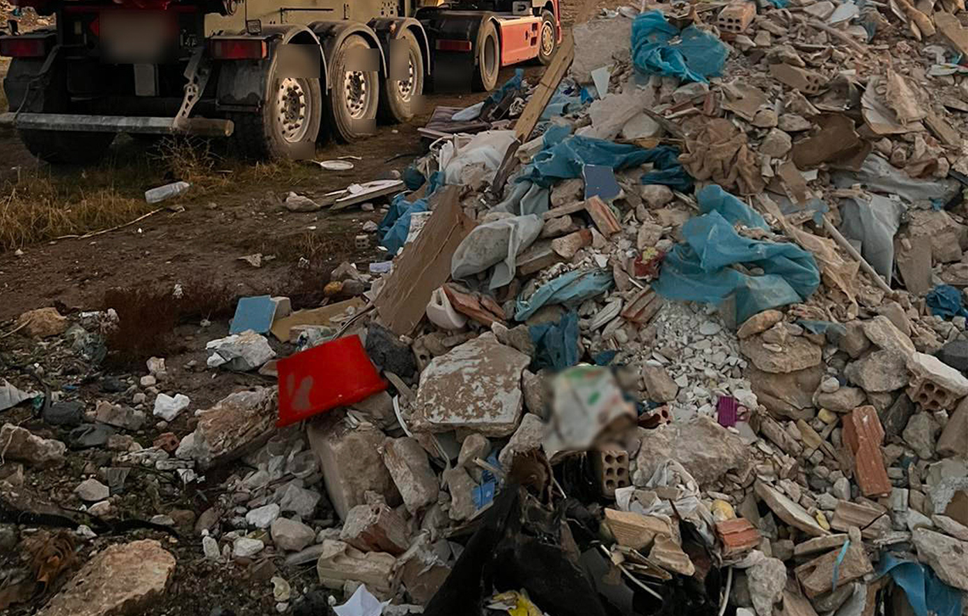 Συνελήφθησαν δύο 22χρονοι στο Αιγάλεω για παράνομη απόρριψη μπάζων – Τους κατέσχεσαν το φορτηγό