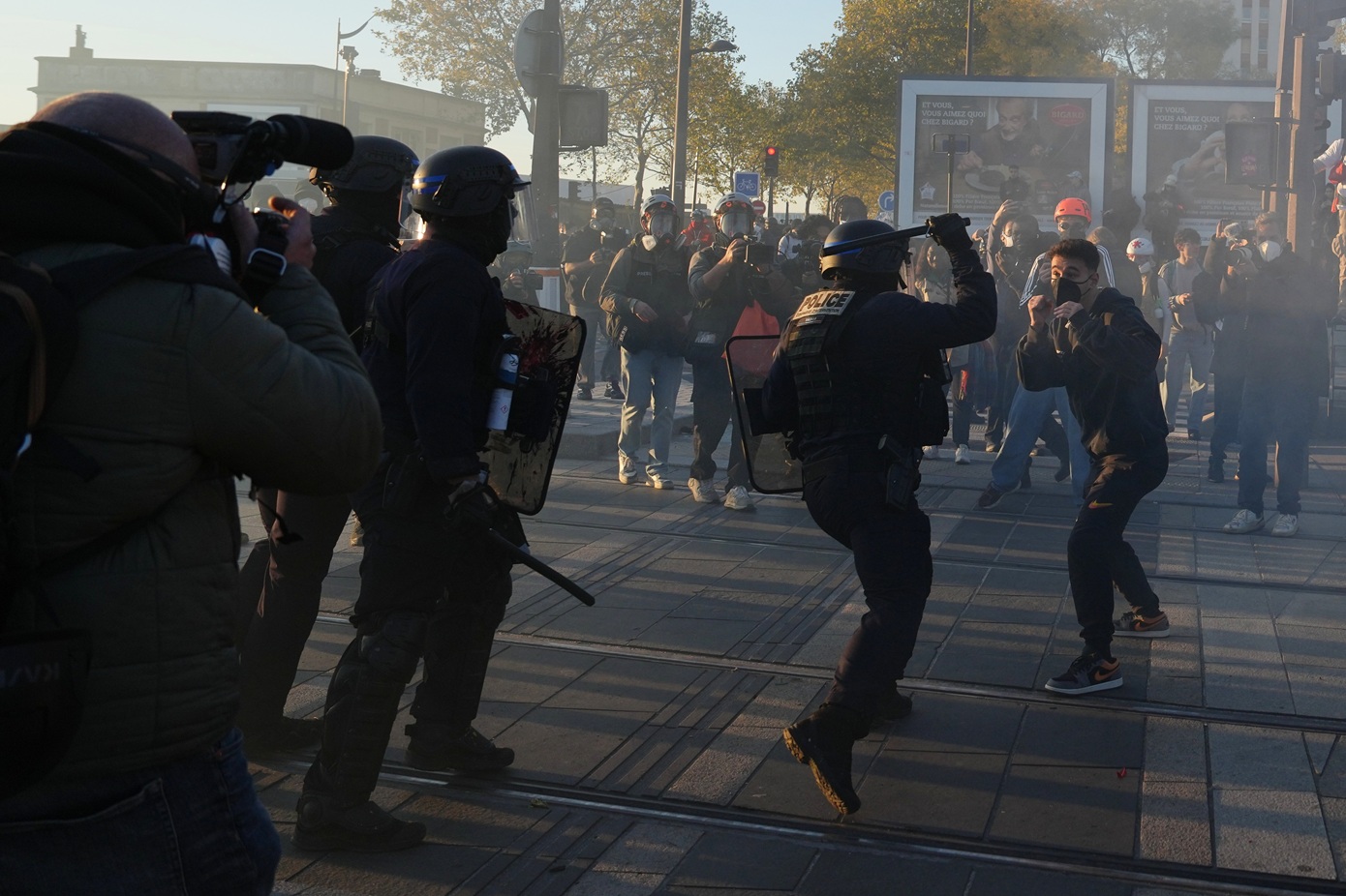 Επεισόδια στο Παρίσι στο τέλος της πορείας: Χιλιάδες άνθρωποι βγήκαν στους δρόμους &#8211; Διαδηλώσεις σε Βερολίνο, Βαρκελώνη, Μιλάνο
