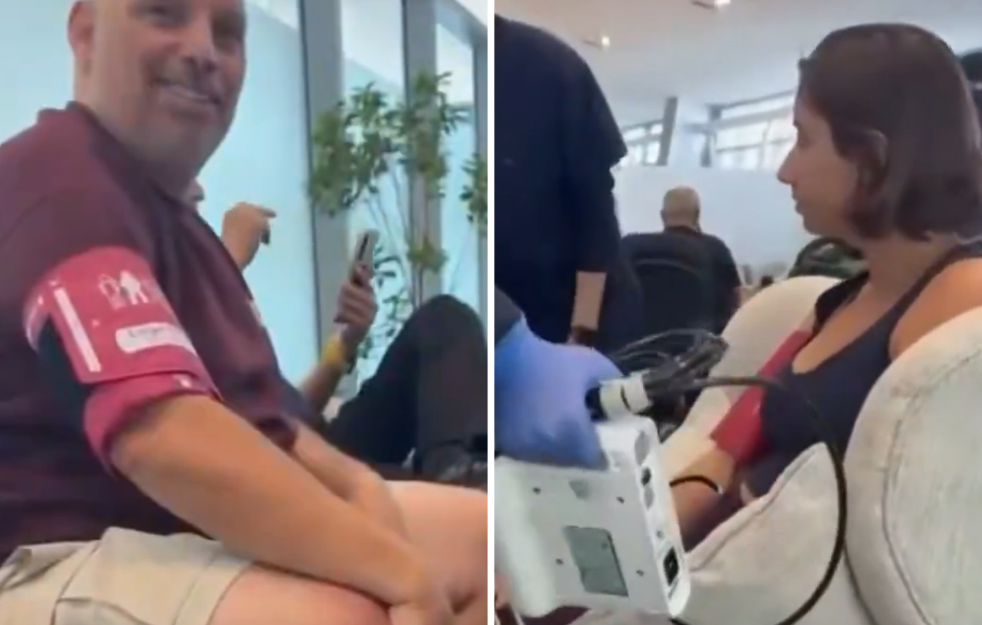 Η εικόνα μιας νοσοκόμας που προσφέρει ιατρική φροντίδα σε μια επιβάτιδα της Flydubai γίνεται viral στο σουνιτικό βασίλειο