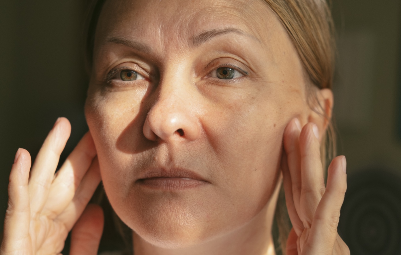 Είστε άνω των 50; Αυτό είναι το skincare συστατικό που αξίζει να βάλετε στη ρουτίνα σας