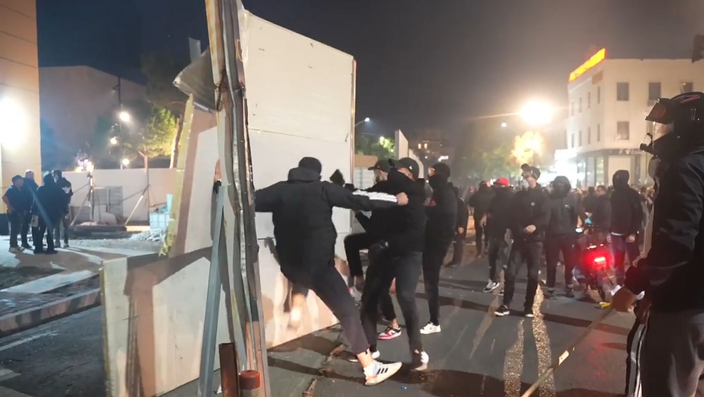 Για 13η ημέρα συνεχίζονται οι διαδηλώσεις στα Τίρανα &#8211; 22 συλλήψεις και καταγγελίες για χρήση πλαστικών σφαιρών