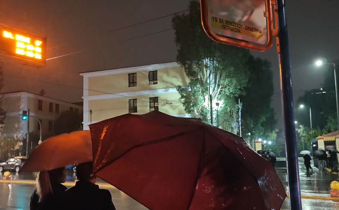 Σε εξέλιξη έντονα φαινόμενα στην Αττική &#8211; Κεραυνοί, βροντές και βροχή σε πολλές περιοχές, δείτε βίντεο