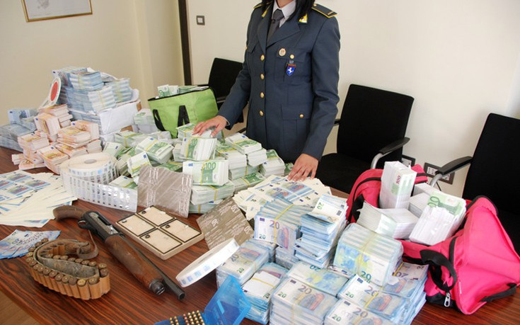 Falsificatore italiano è stato sorpreso a trasportare 500.000 euro in banconote da 20 euro contraffatte