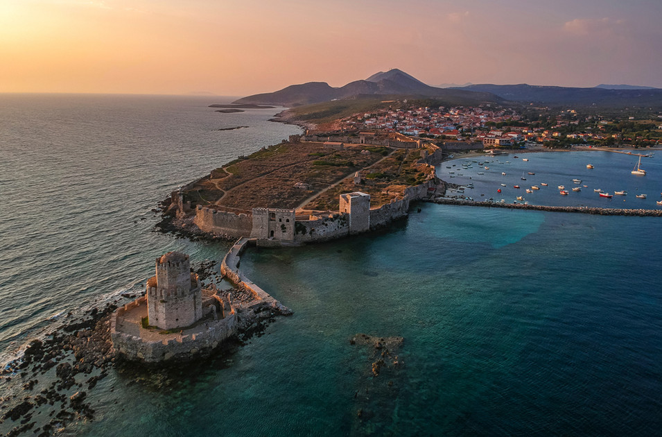 Το κάστρο στην Πελοπόννησο που μοιάζει να αναδύεται από τη θάλασσα 2 shutterstock 1788508235kedriki