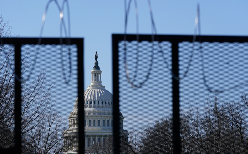 USA: A man crashed his car into a barricade in the Capitol and opened fire