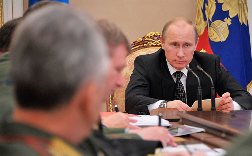 Η κατάρρευση του Πούτιν ενώ μιλούσε σε στρατηγούς, προκαλεί νέες φήμες για την υγεία του