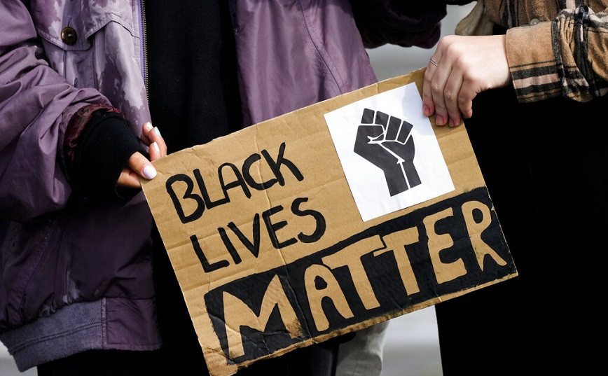 USA: Video released of police officers who gassed an African-American with 60 bullets
