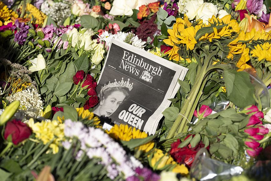 Queen Elizabeth: Scotland bids her farewell on her way to London