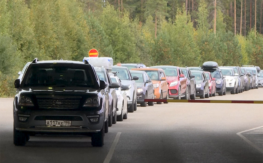 Finland: Queues of vehicles at the country’s border with Russia after Putin’s proclamation