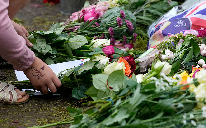 Queen Elizabeth: Turkish florists charter planes to send flowers for her funeral