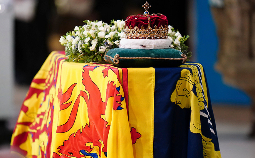 What is the significance of the Scottish crown on Queen Elizabeth’s coffin