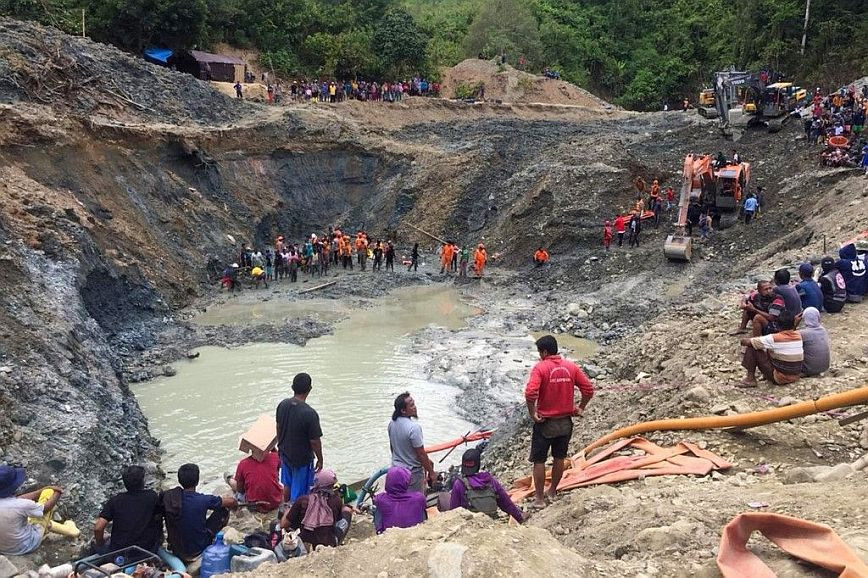 Indonesia: At least seven dead in gold mine buried by landslide