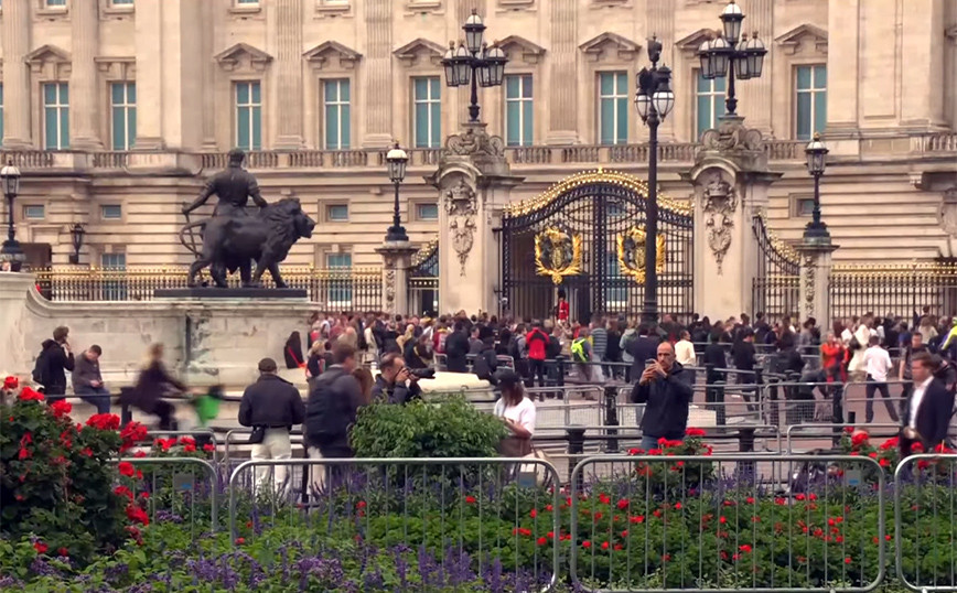 Queen Elizabeth: See live image from outside Buckingham Palace