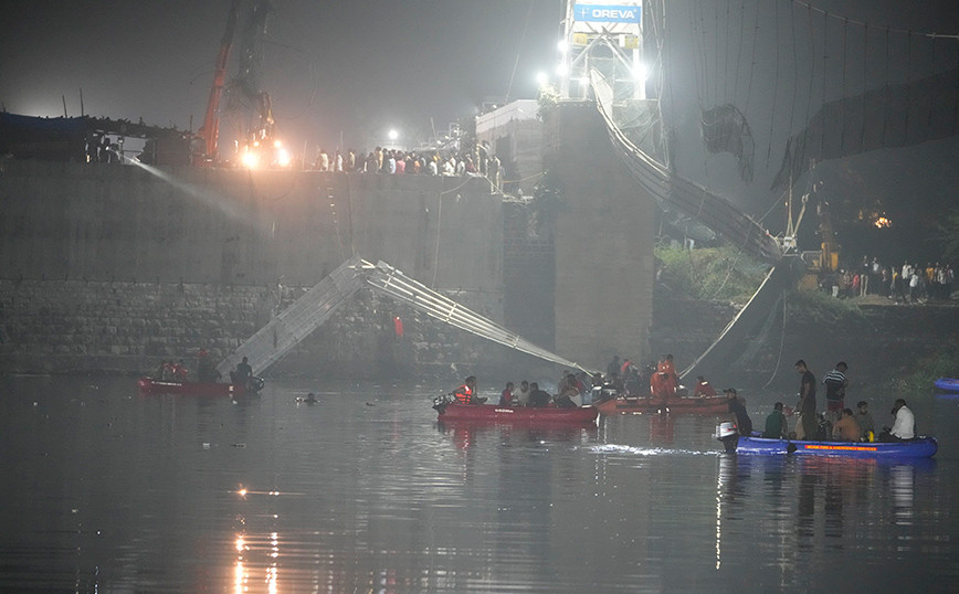 India: The video of the moment the bridge collapses is shocking
