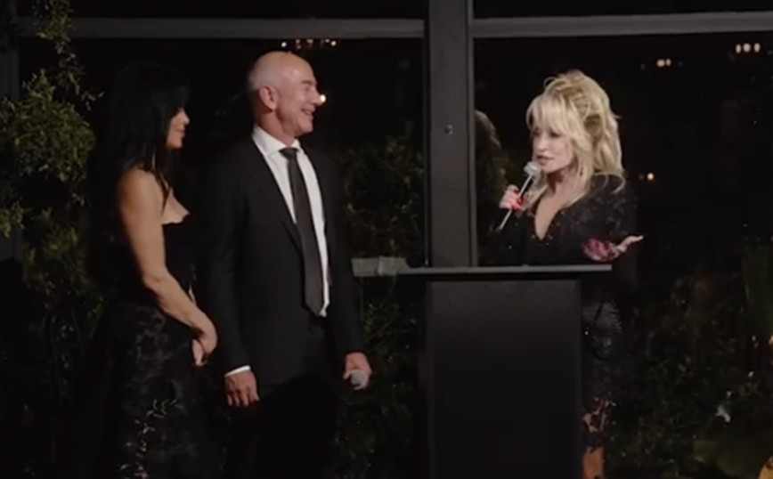Jeff Bezos “donated” Dolly Parton 100 million dollars for a good cause