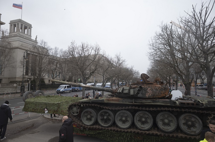 Germany: Wrecked Russian tank parked outside Russian embassy in Berlin – Will tour Europe Germany: Wrecked Russian tank parked outside Russian embassy in Berlin – Will tour Europe