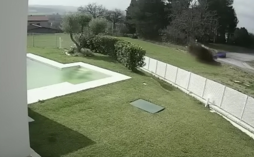 The moment two Ferraris crash into the fence of a luxury villa in Italy at the same time after a fight