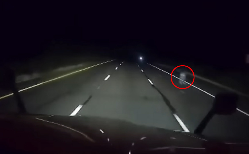 The frightening record recorded by a truck driver who was driving alone on a highway