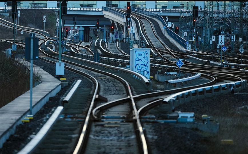 Germany paralyzes: Chaos from strike on railways, airports, ports and motorways