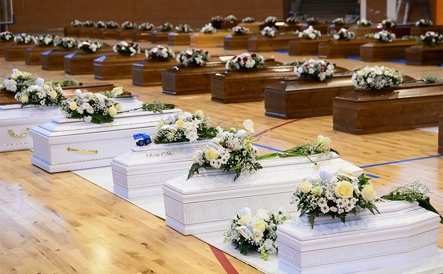 Shipwreck with migrants in Italy: In a gym the coffins with the bodies