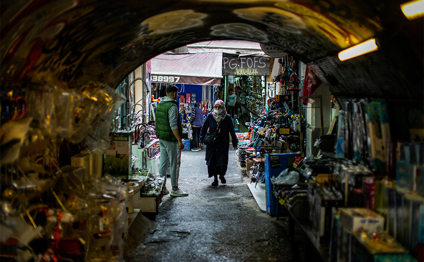 The exchange rate of the Turkish lira against the US dollar is at a new historic low