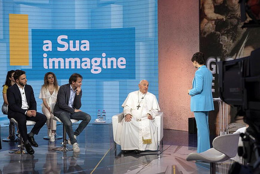 Pope Francis: For the first time he went to the Rai facilities to give an interview