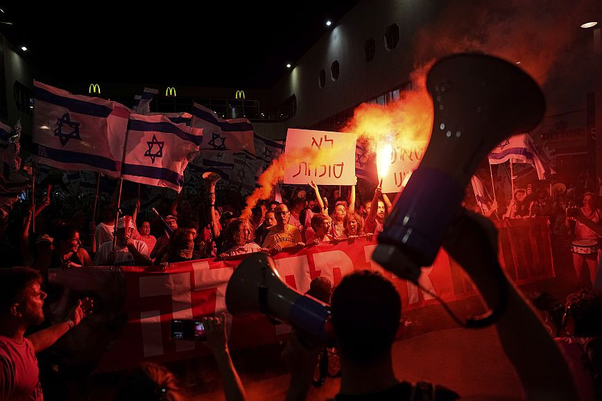 Israel: Over 100,000 citizens took part in an anti-government demonstration in Tel Aviv