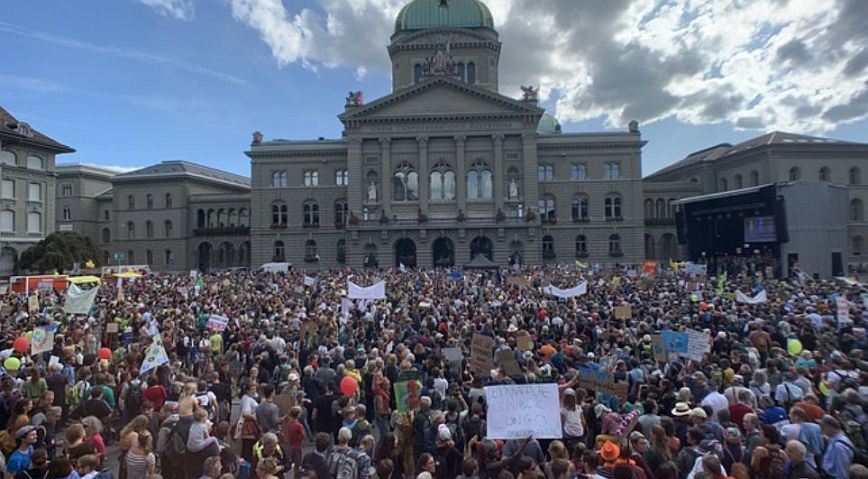 Switzerland: Tens of thousands of citizens of Bern demonstrate about the climate crisis