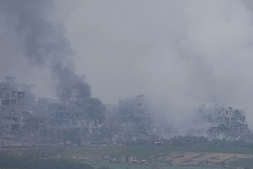 Israel steps up pressure on Gaza Strip, increasing troop numbers