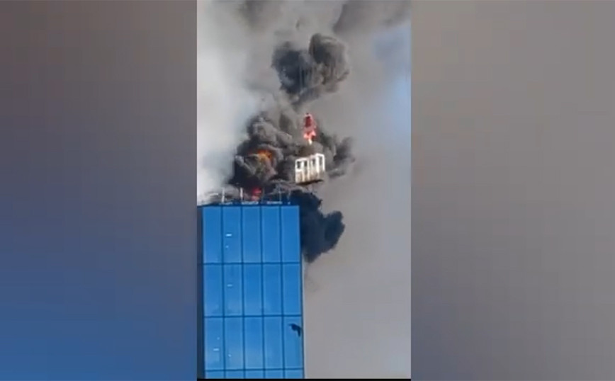 The dramatic rescue of a man from the roof of a burning building – Breathtaking scenes
