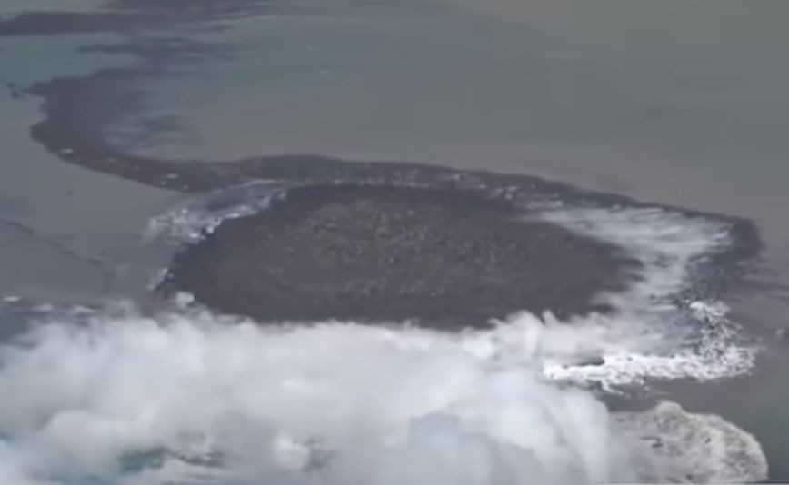 The “birth” of a new island in Japan after an underwater volcanic eruption