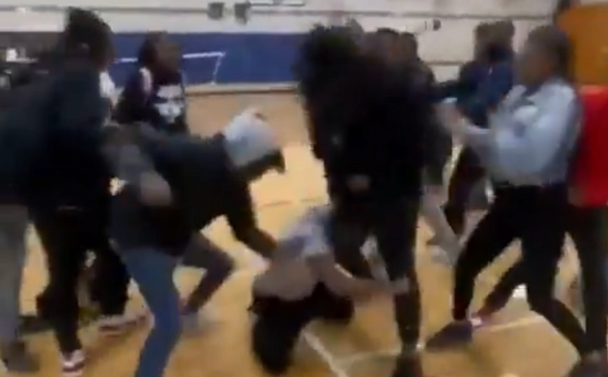 Shocking video from a school in the USA – 15-year-old stabbed to death by his 14-year-old classmate Shocking video from a school in the USA – 15-year-old stabbed to death by his 14-year-old classmate