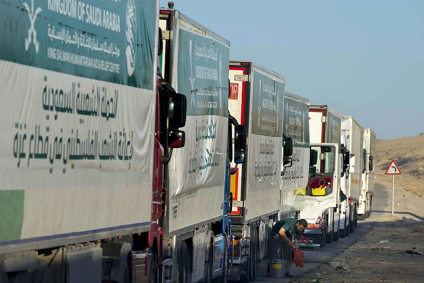 In the Gaza Strip the first trucks with humanitarian aid after the end of the truce
