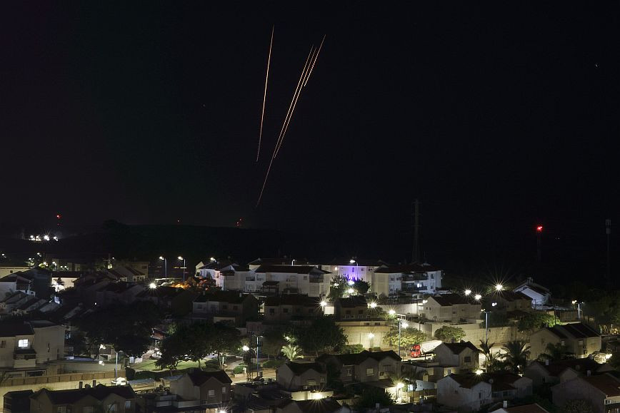 Major rocket attack on Tel Aviv by Hamas in response to Israeli shelling