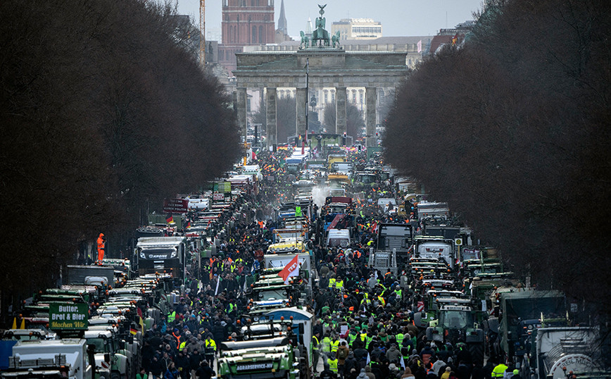 Farmers from Brandenburg, with 100-150 tractors, will cross the center of Berlin for two hours today