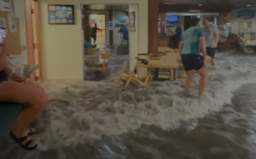 The moment giant waves “drown” US military base facilities