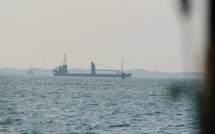 Greek-owned tanker hostage: The mother of the 20-year-old cadet is in agony