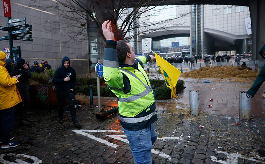 Farmers throw eggs and stones at the European Parliament building – Anger in Brussels