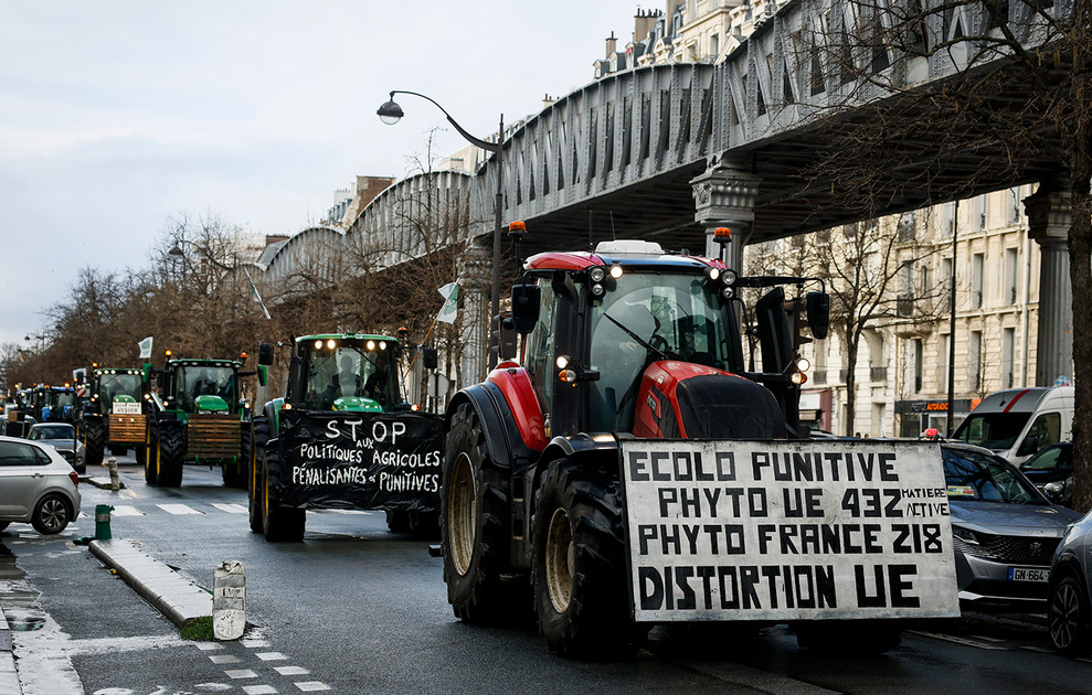 Peasant mobilization at the Arc de Triomphe in Paris