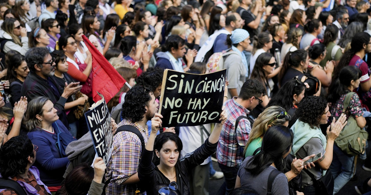 Thousands of citizens demonstrated in Argentina in favor of the public university and against political austerity