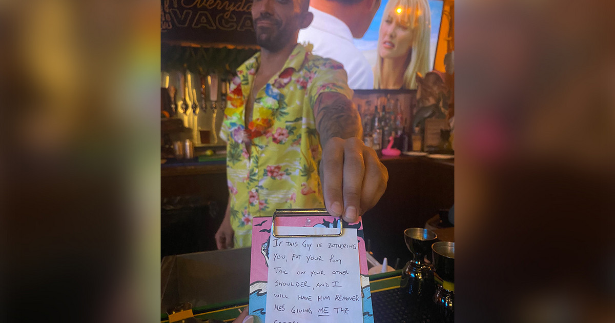 Bartender saved two girls who were being harassed by a stranger with a note – “Not all heroes wear capes”