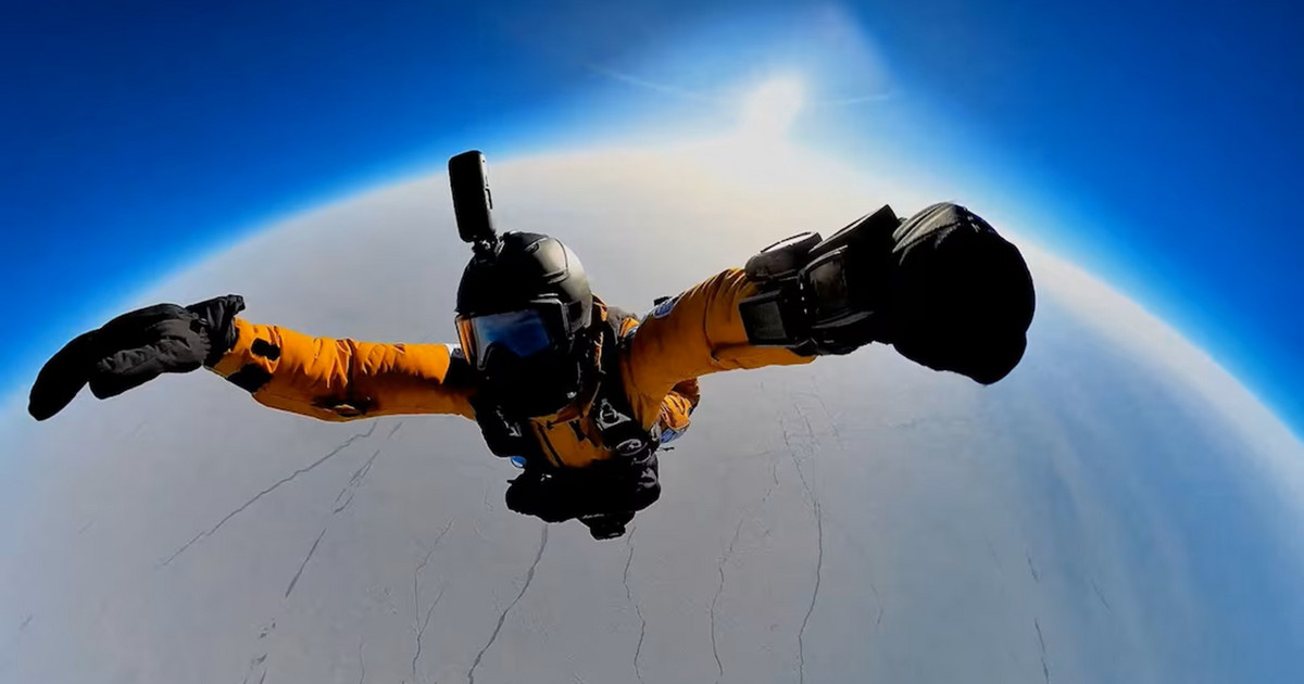 Three Russian parachutists fall from the Earth's stratosphere – they set a new world record