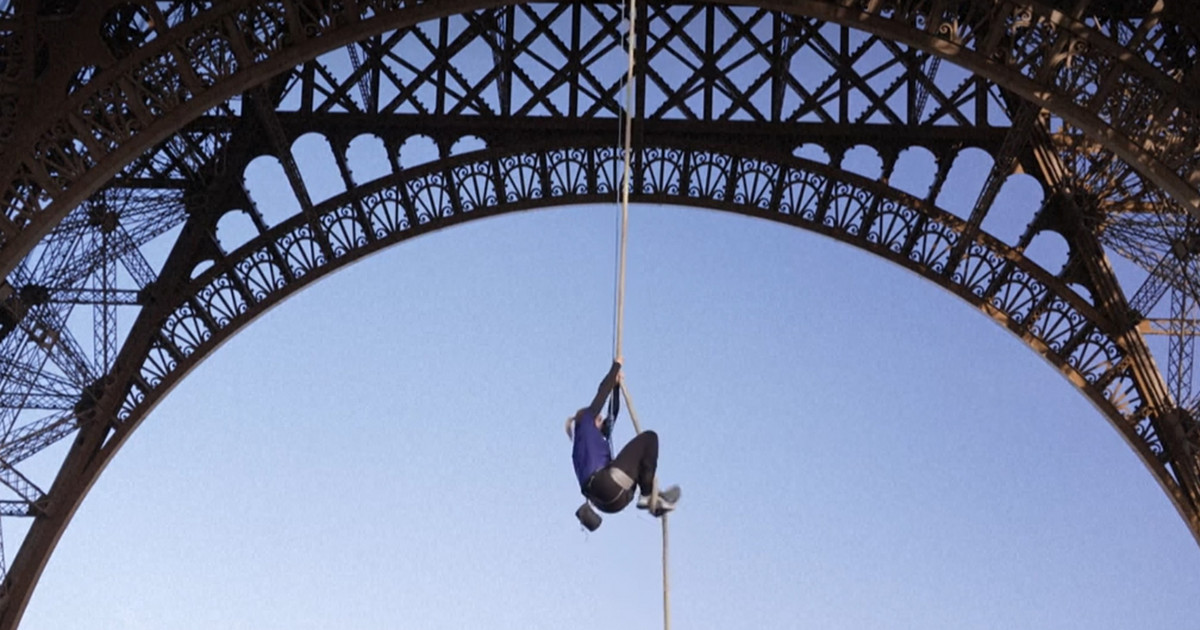 Climbing record by a French woman who climbed the Eiffel Tower with a rope