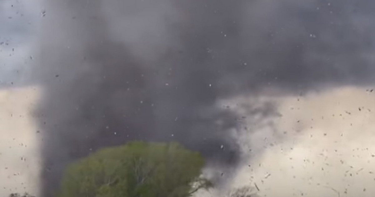 Eerie images of tornadoes in the US – Videos recorded by residents