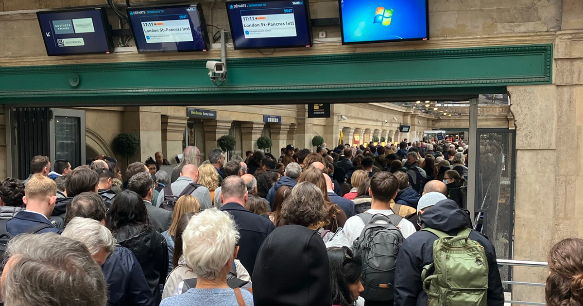 Chaos at British airports: Passport control delays and huge queues