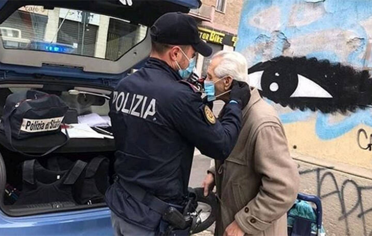 Κορονοϊός Ιταλία: Η συγκινητική φωτογραφία με αστυνομικούς που φορούν μάσκα σε ηλικιωμένο